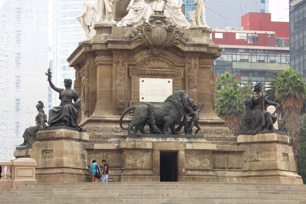 People visiting the Angel of Independence Monument