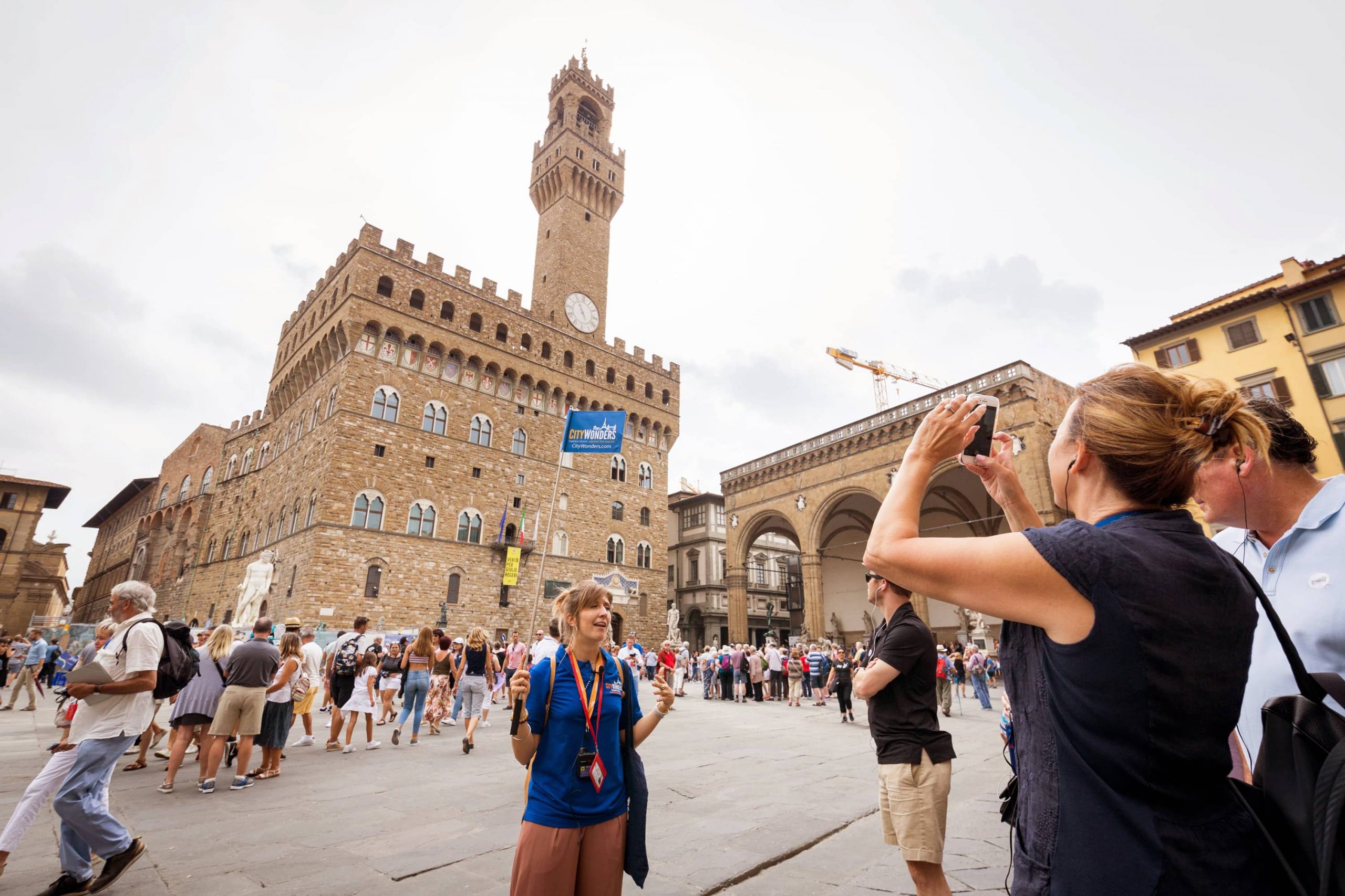 Guide leading a best of Florence in a day tour