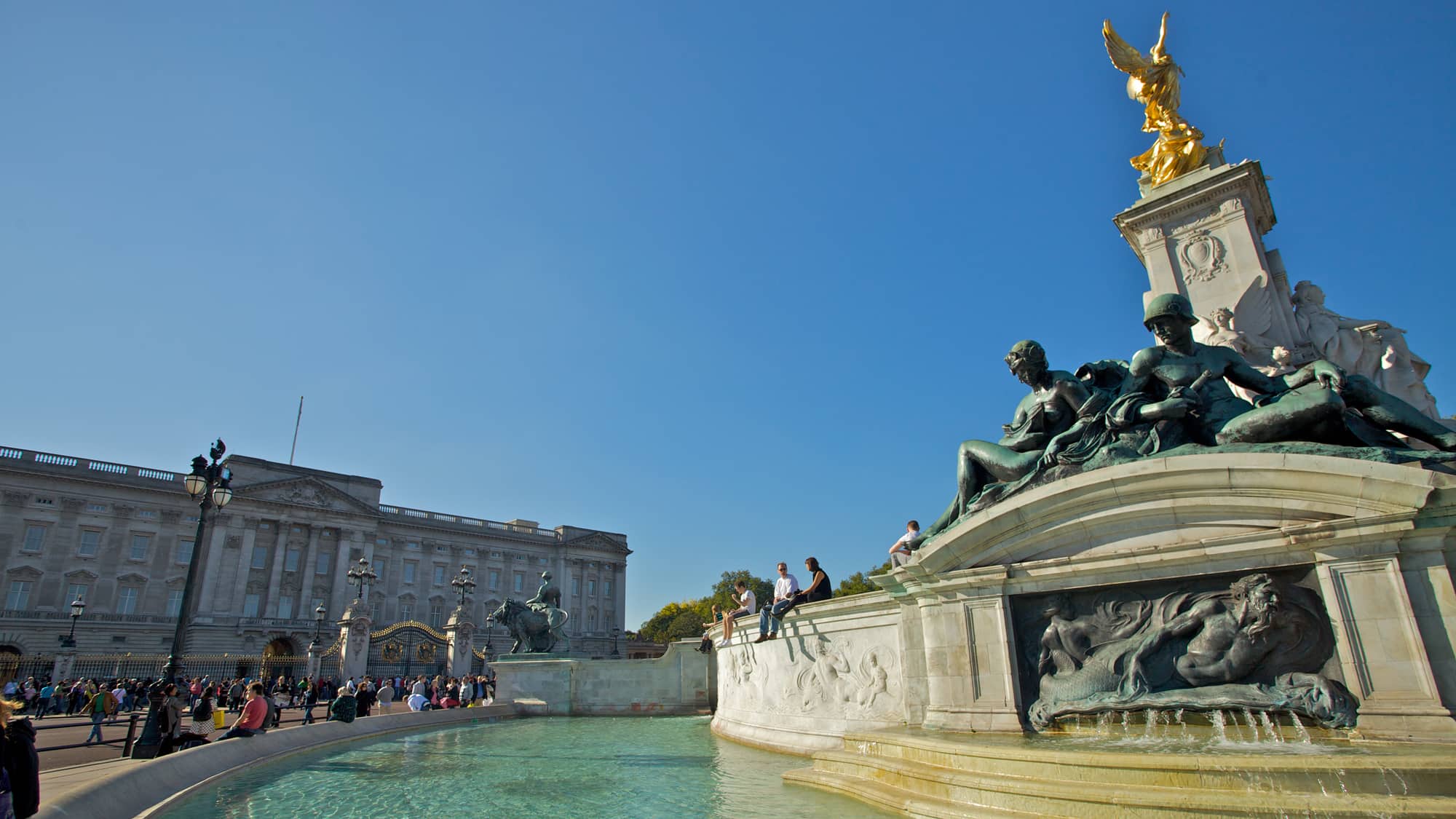 Buckingham Palace fountain in London