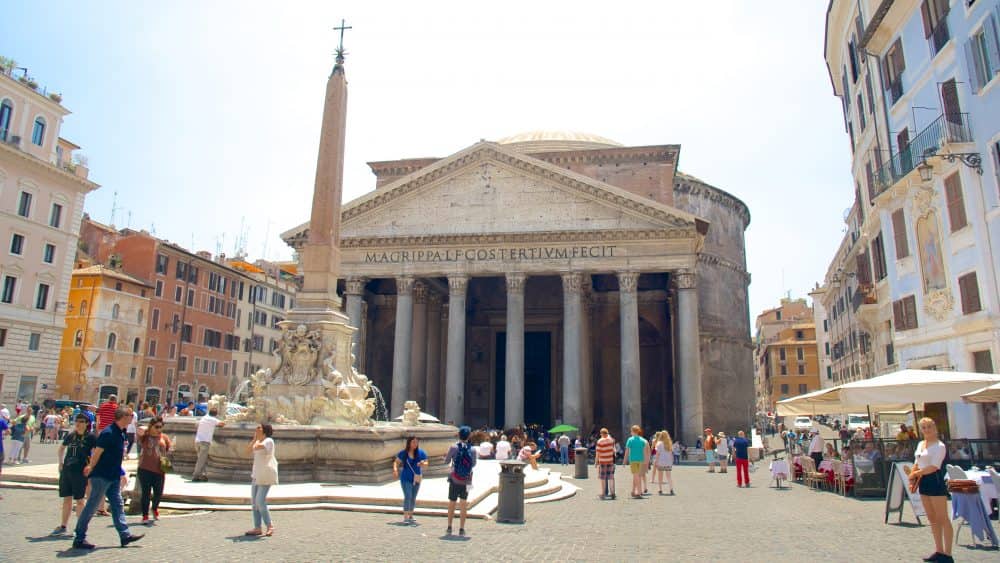 Buildings and people in Rome City Centre