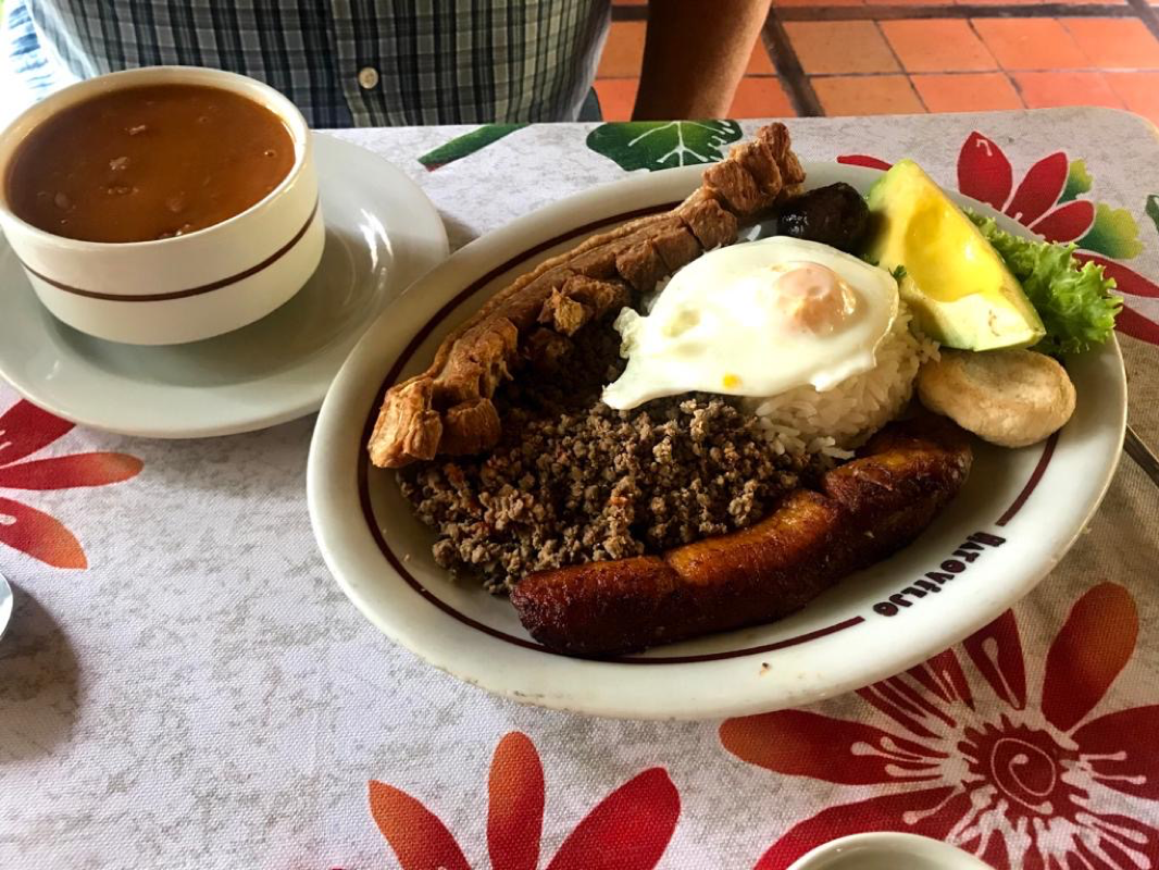 A plate of bandeja paisa