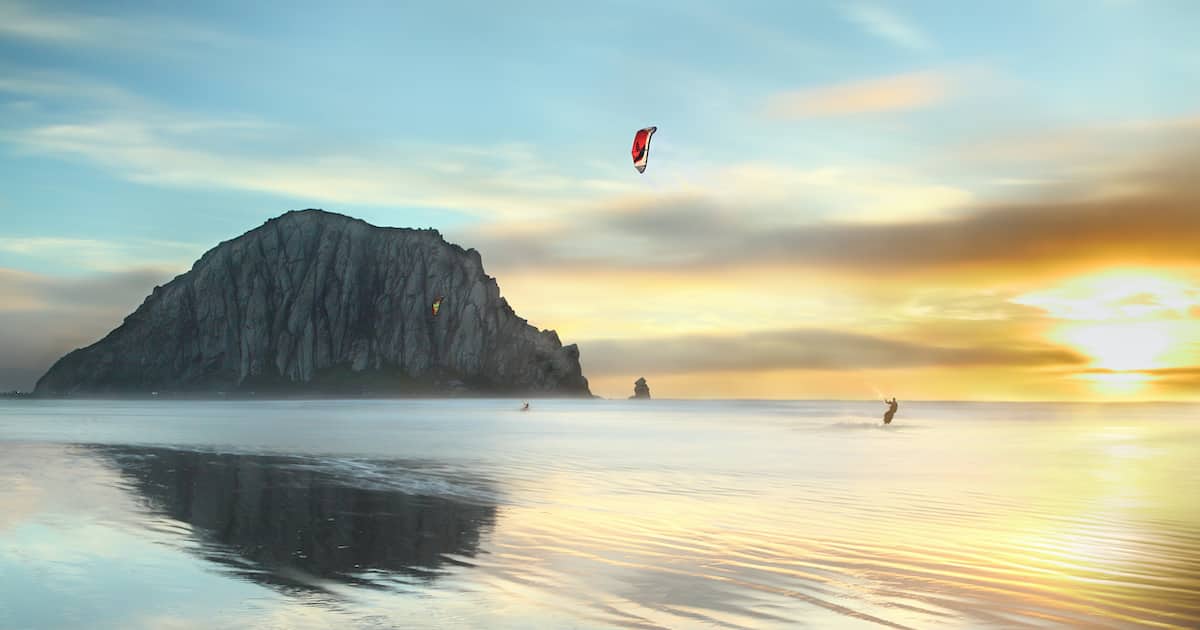 Kitesurfing in the evening at Morro Bay Beach, one of the most beautiful stops by driving the road trip down from San Francisco to Los Angeles.