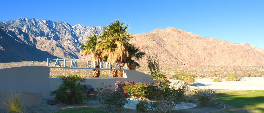 Vista of Palm Springs sign with mountains in the background