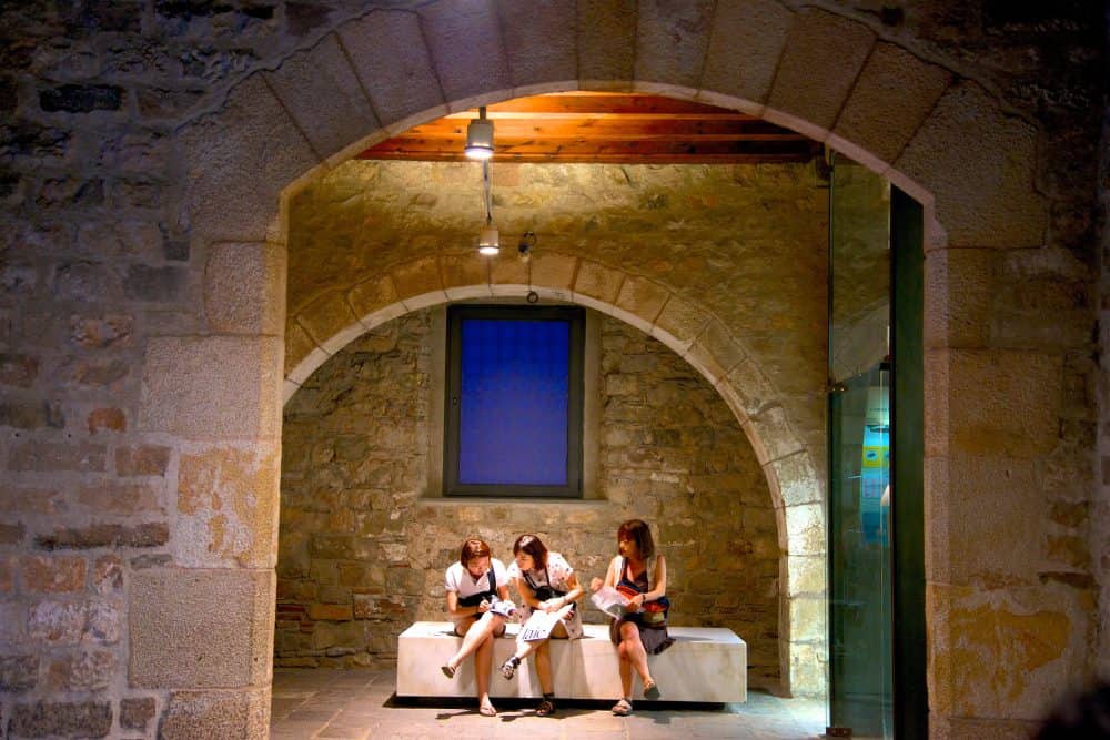 View of tourists sitting through the archways in the Picasso Museum
