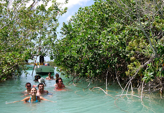 Tour group swimming from boat in Sian Ka’an Biosphere Reserve in Cancun