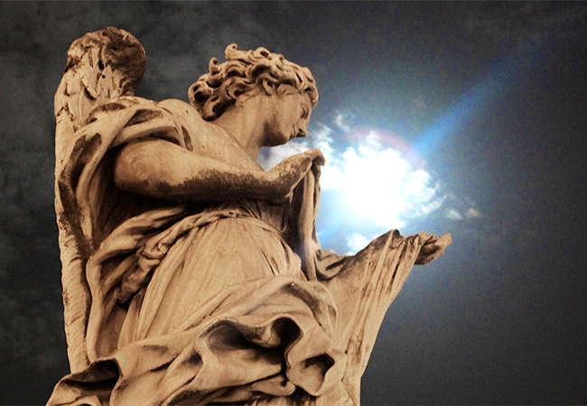 Night view of an incredible statue in Rome