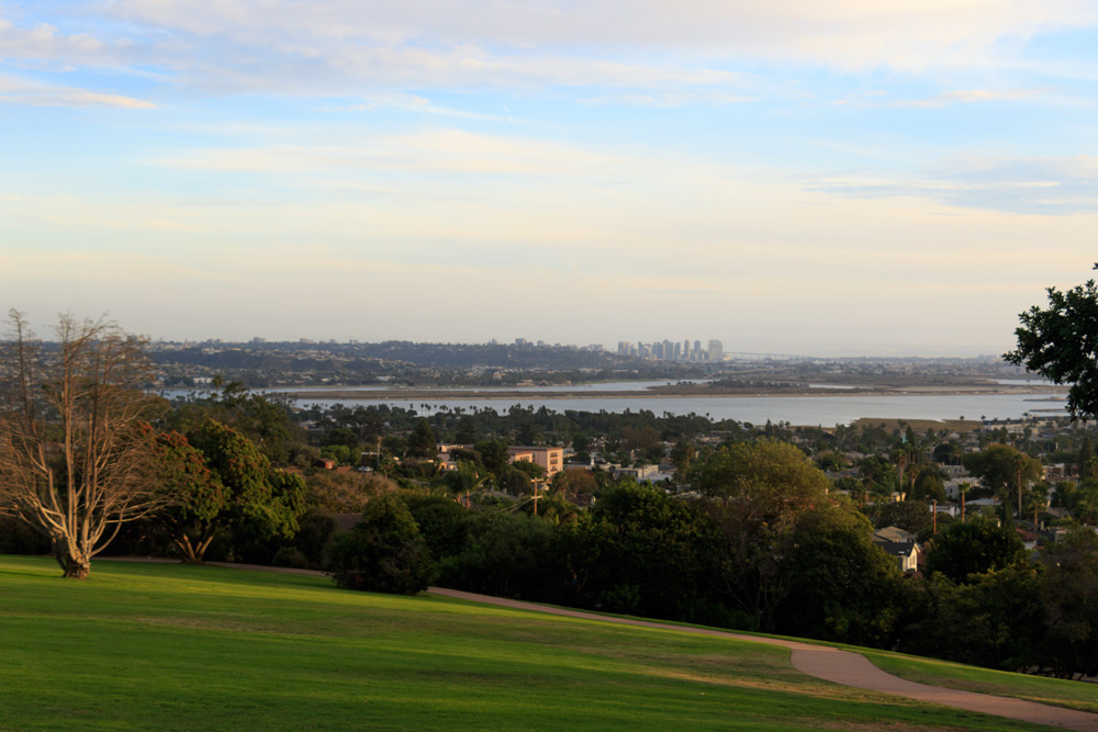 Green grassy hill overlooking the Pacific Ocean at Kate Sessions, a great place for a San Diego date.